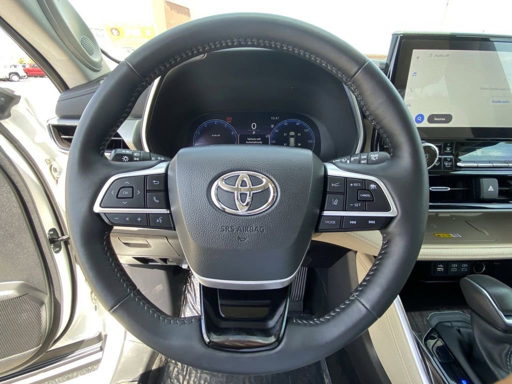 Used 2024 Toyota Highlander Platinum image 25