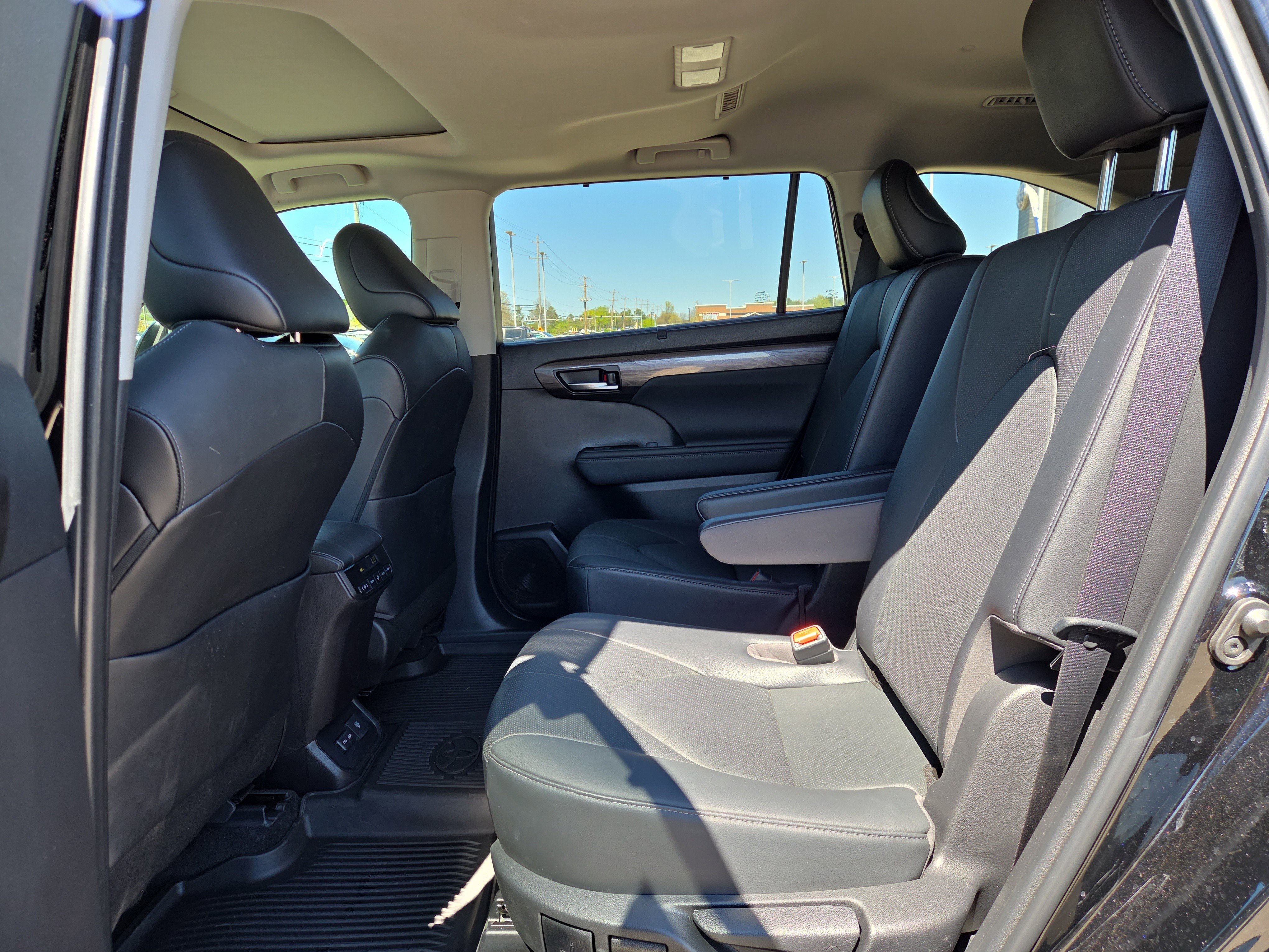 Used 2023 Toyota Highlander Limited image 11