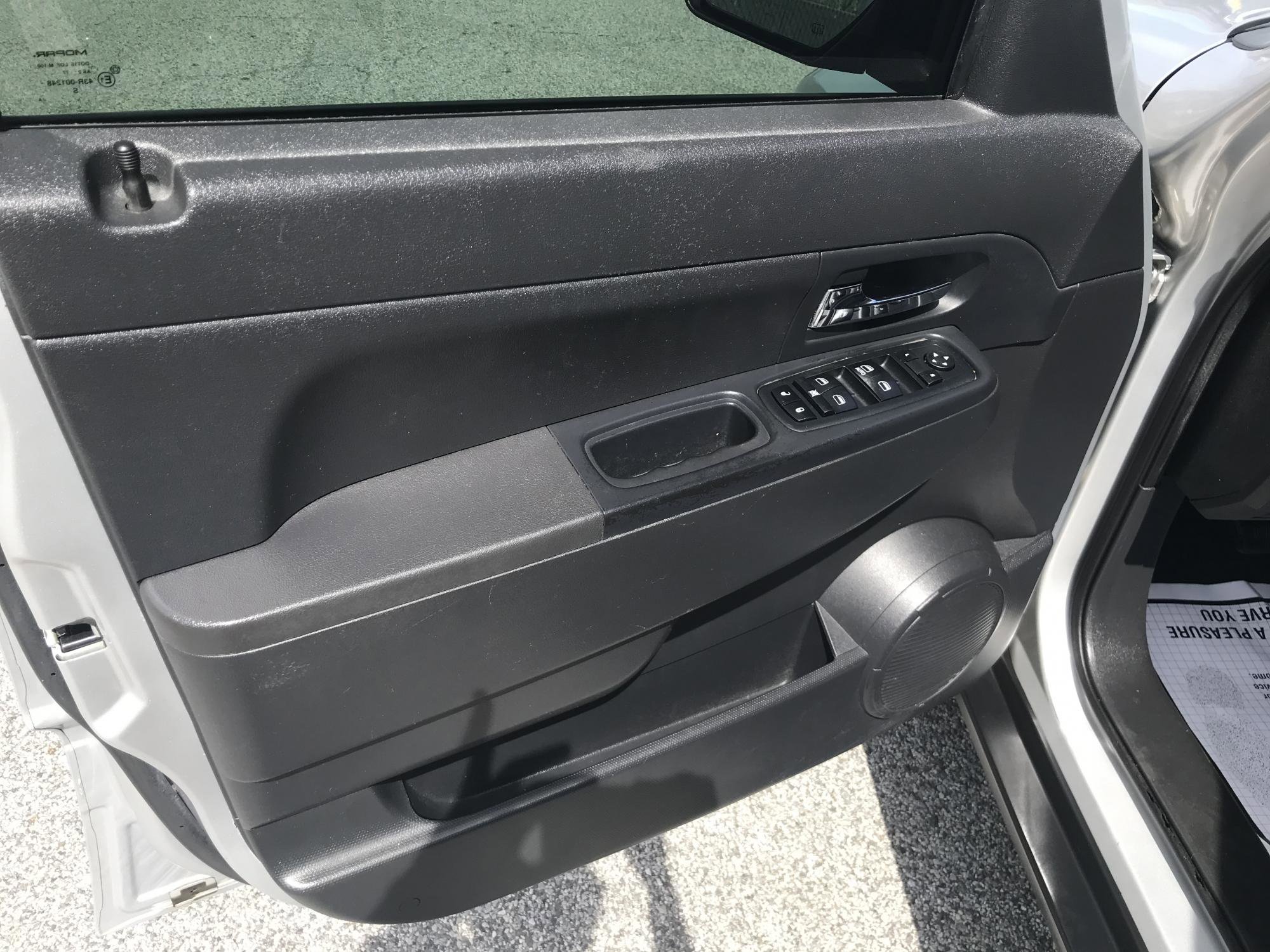 Used 2012 Jeep Liberty Sport image 9