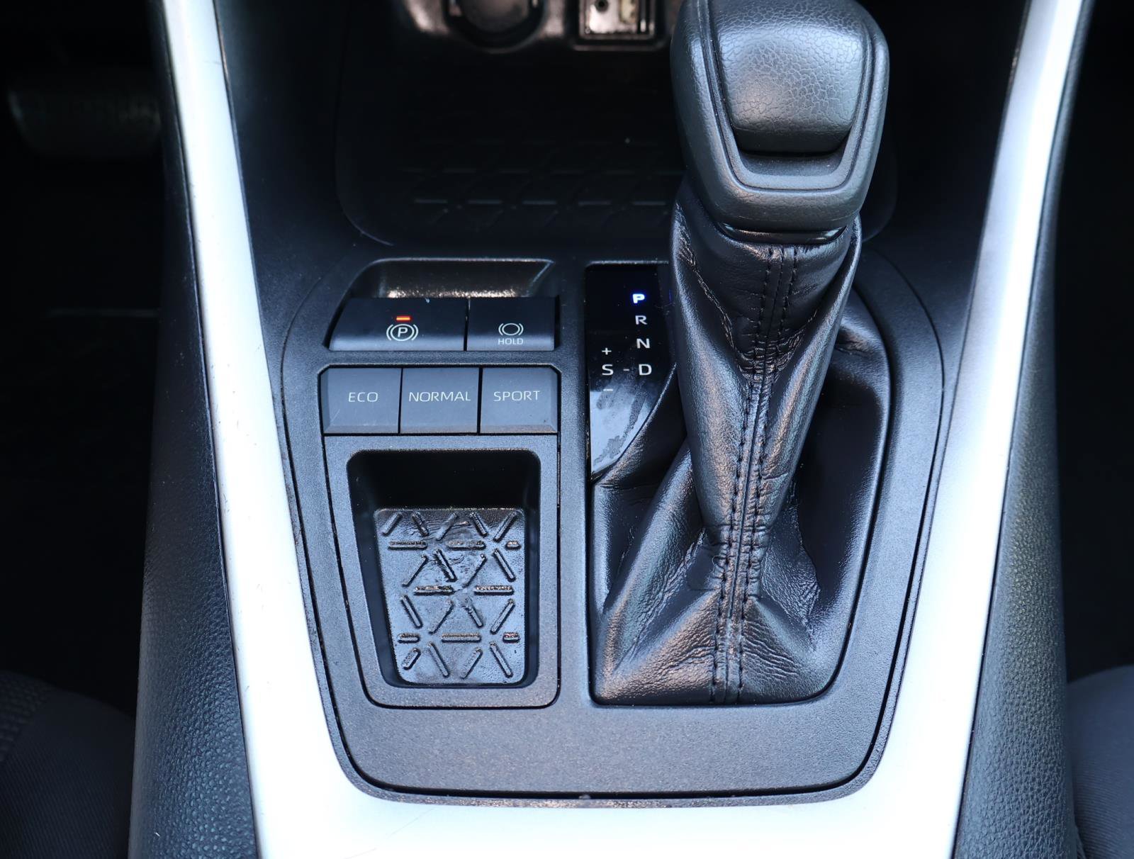 Used 2019 Toyota RAV4 LE image 25