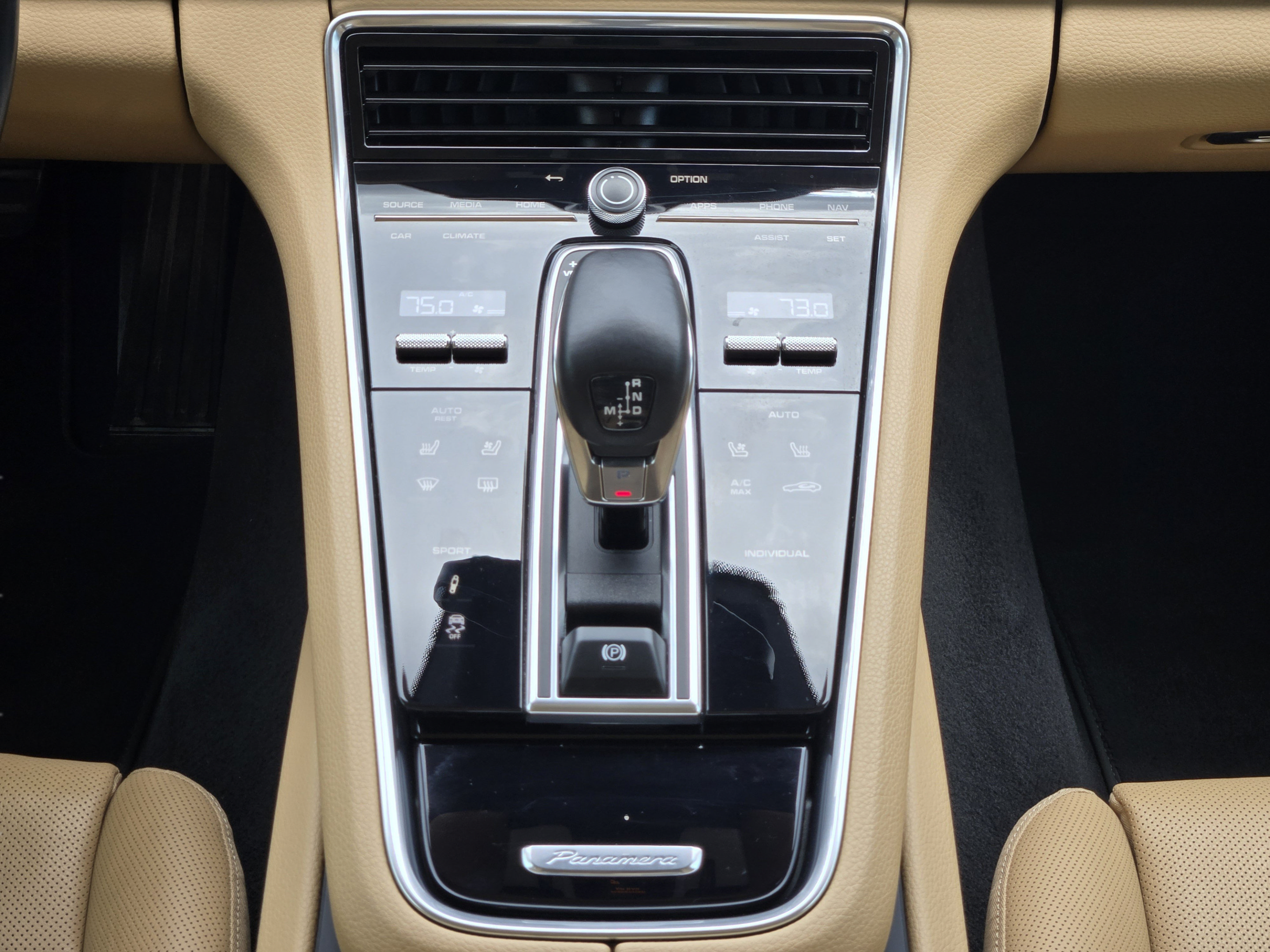 Used 2022 Porsche Panamera image 15