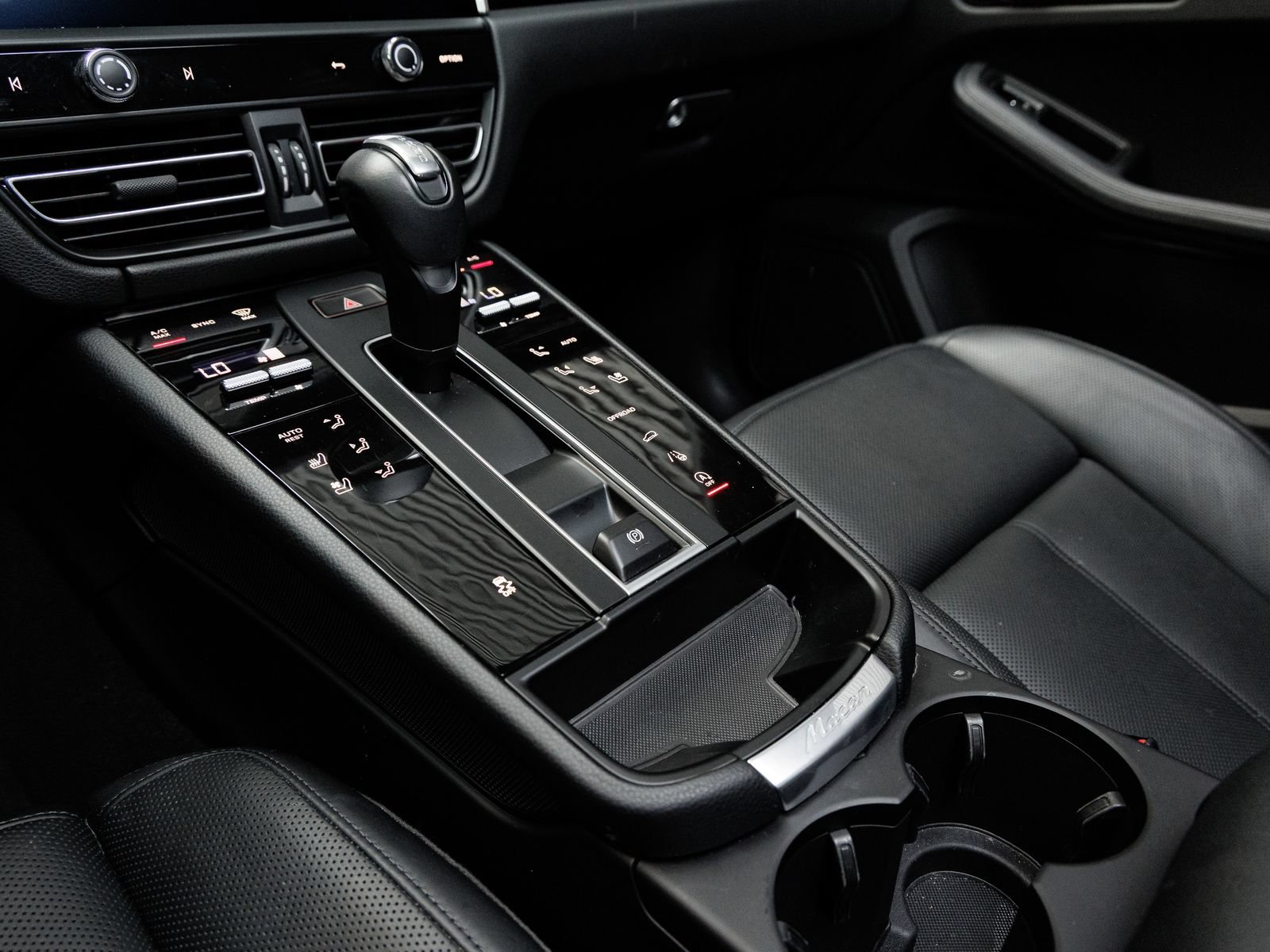 Used 2025 Porsche Macan AWD/4WD image 23
