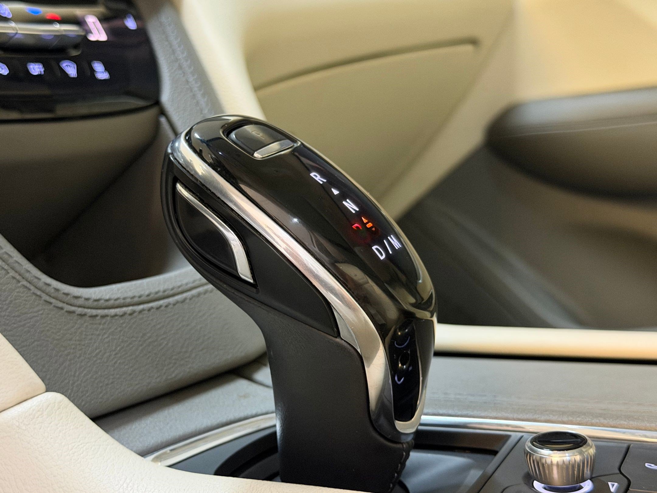 Used 2020 Cadillac XT5 Premium Luxury FWD image 17