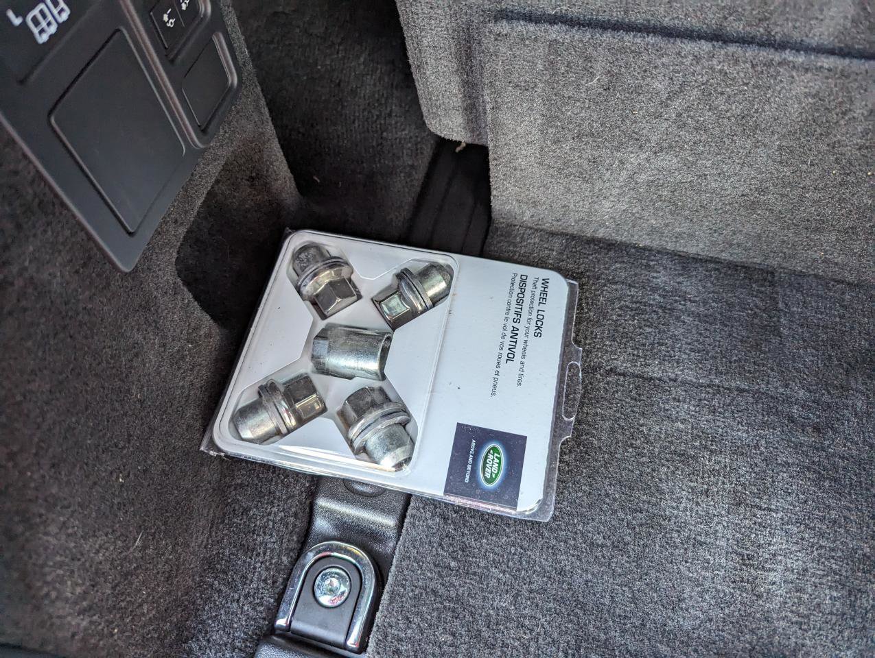 Used 2024 Land Rover Discovery Dynamic SE image 41