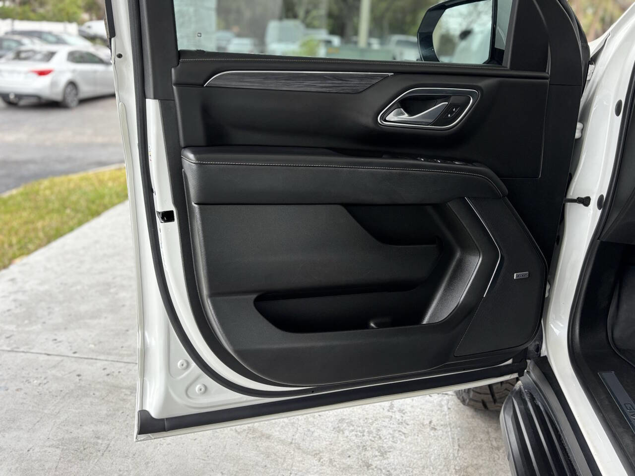 Used 2022 GMC Yukon XL SLT w/ SLT Luxury Package image 13