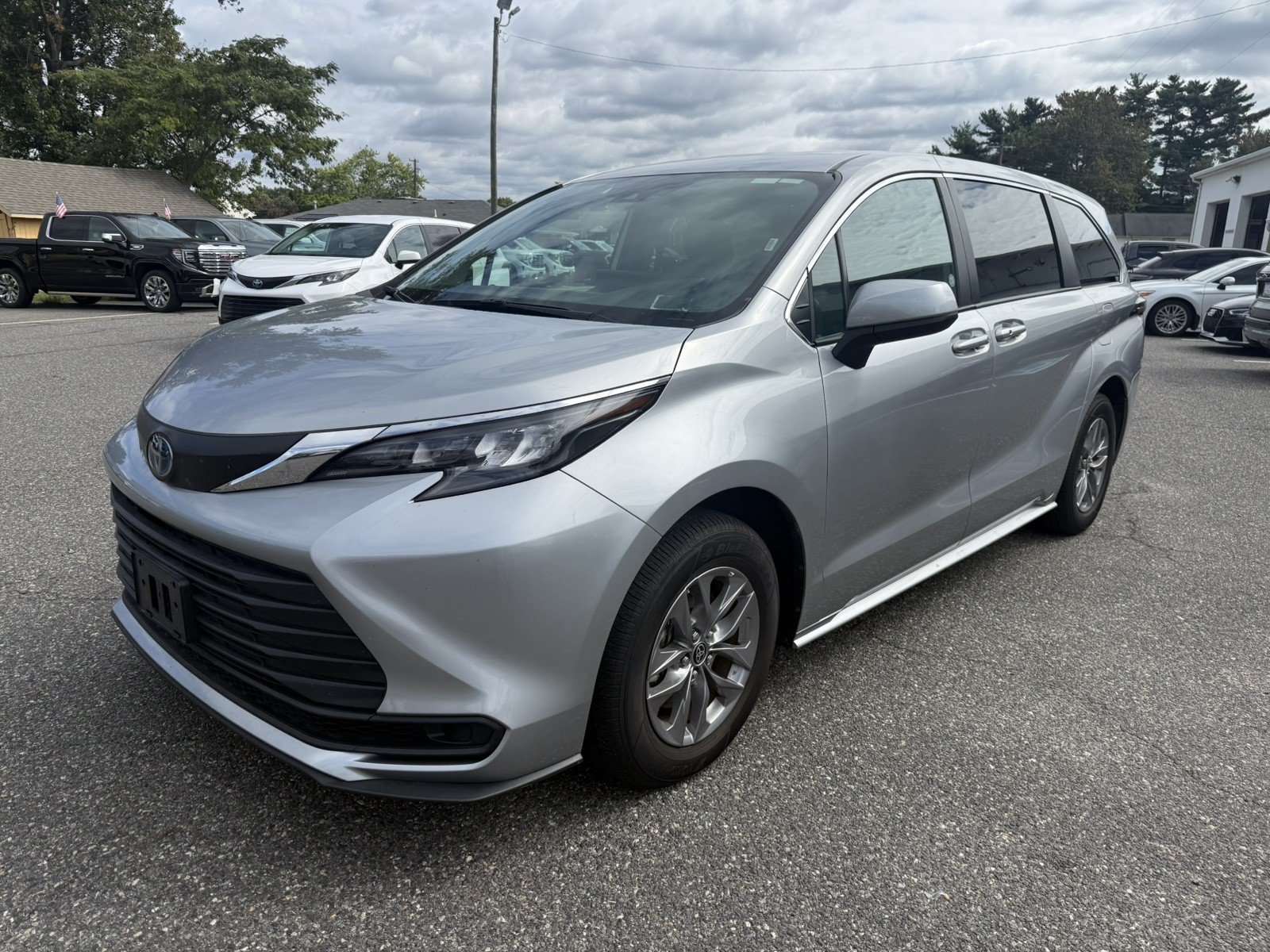 Used 2025 Toyota Sienna LE FWD image 7