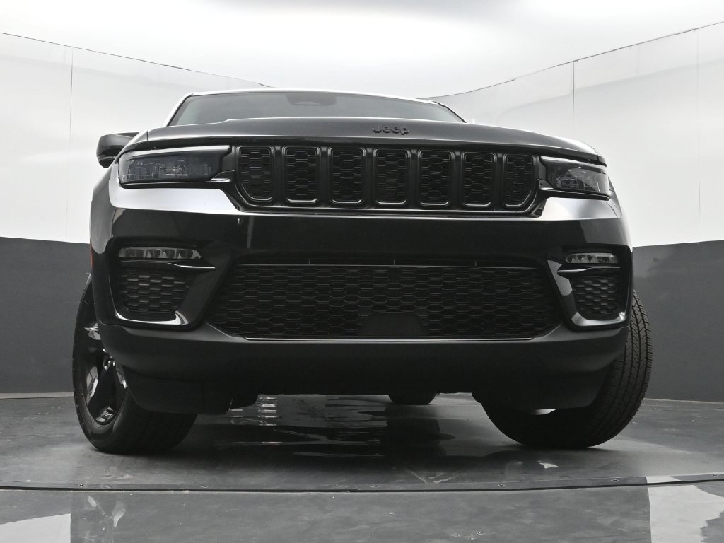 Used 2023 Jeep Grand Cherokee Limited w/ Black Appearance Package RWD image 31