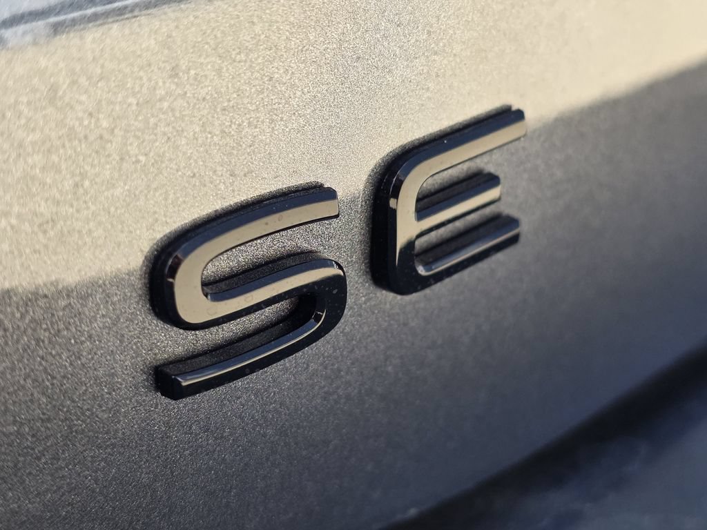 Used 2025 Volkswagen Tiguan SE R-Line AWD/4WD image 8