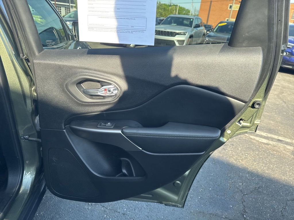 Used 2021 Jeep Cherokee Latitude Lux FWD image 38