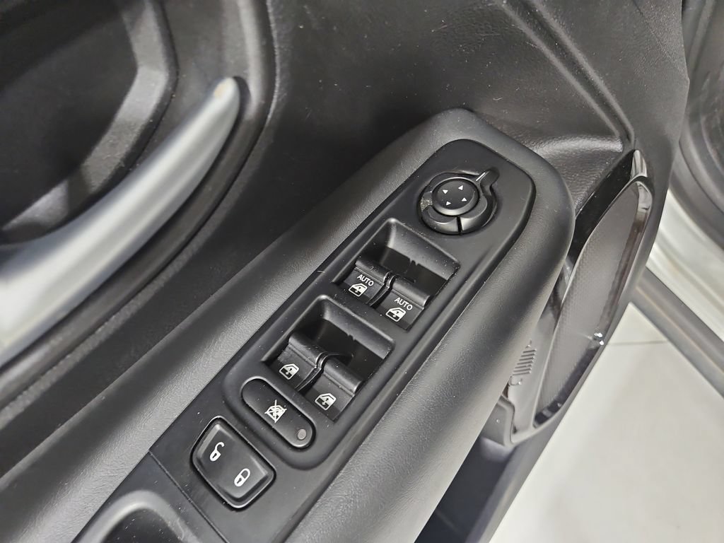 Used 2019 Jeep Renegade Altitude w/ UConnect 8.4 Nav Group AWD/4WD image 12