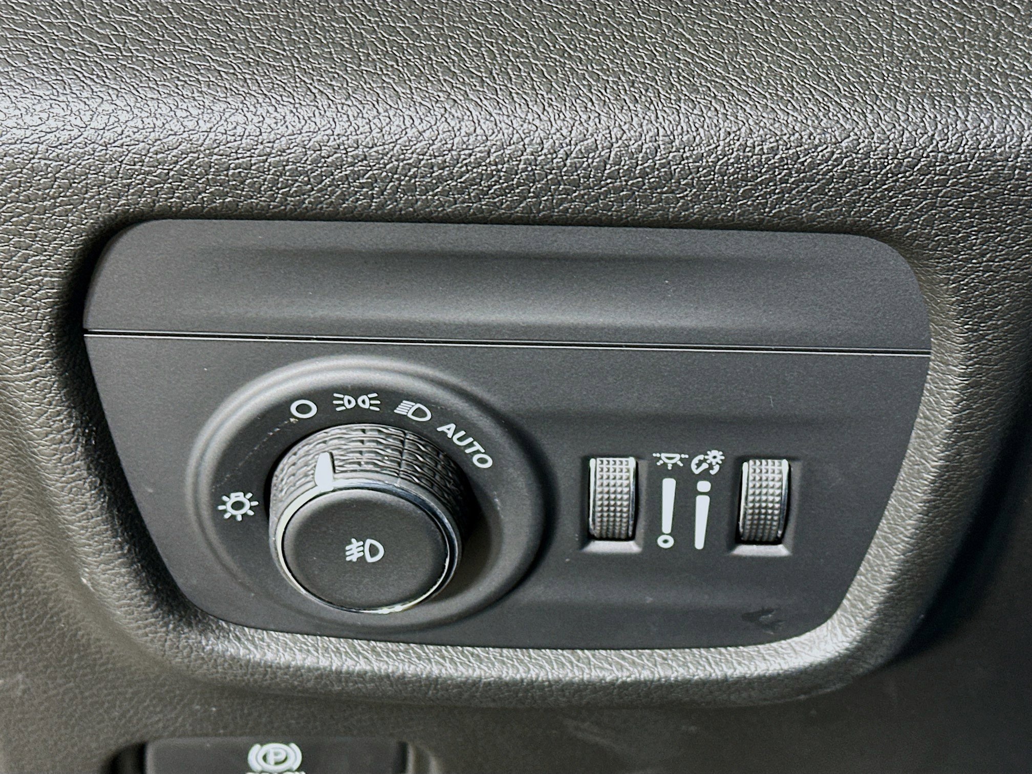 Used 2022 Jeep Grand Cherokee L Limited w/ Luxury Tech Group II image 17