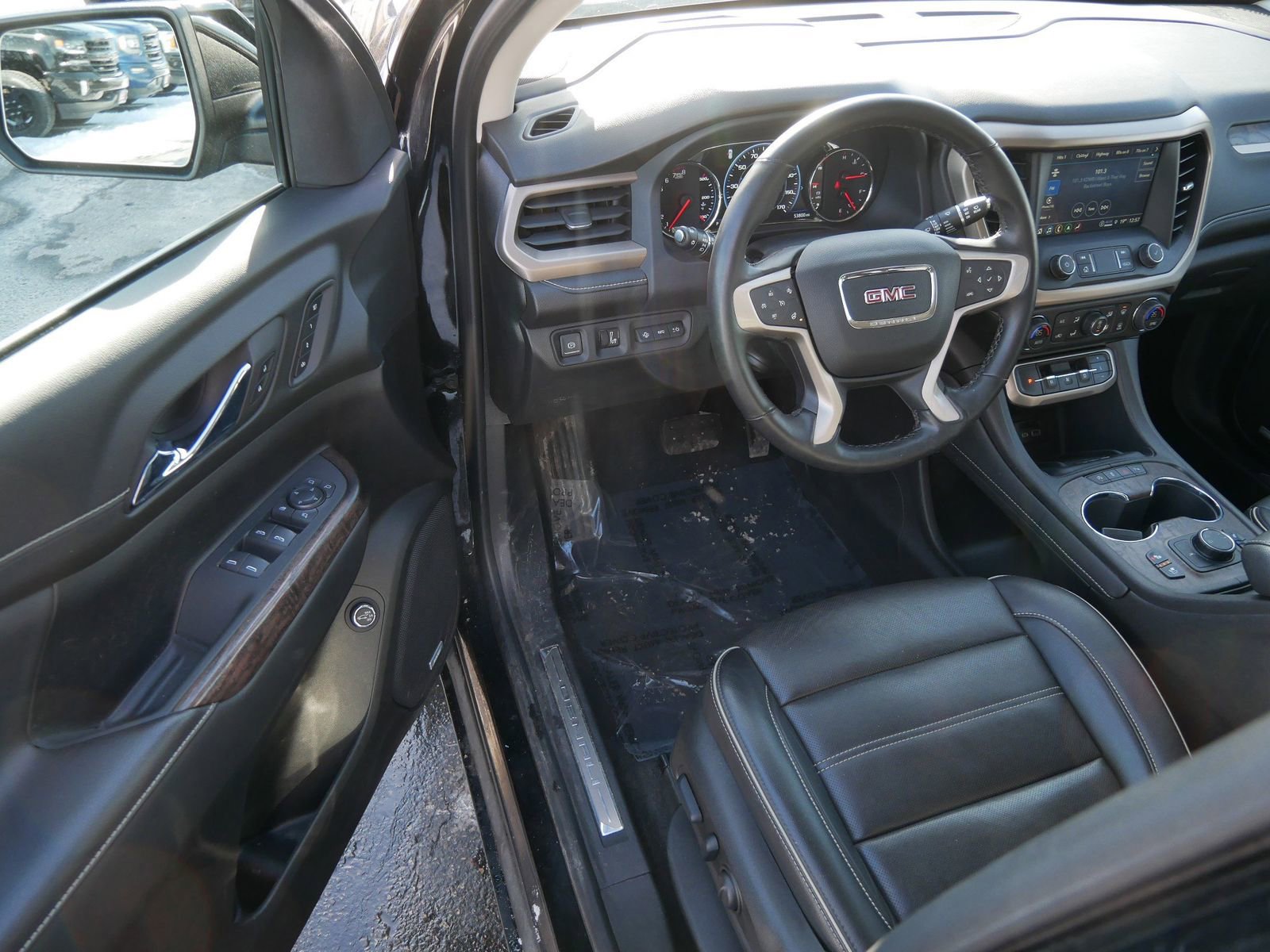 Used 2023 GMC Acadia Denali w/ Black Diamond Edition image 9