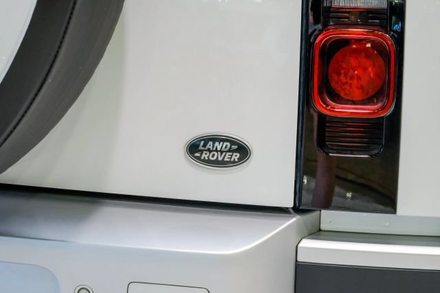 Used 2021 Land Rover Defender 110 SE AWD/4WD image 76