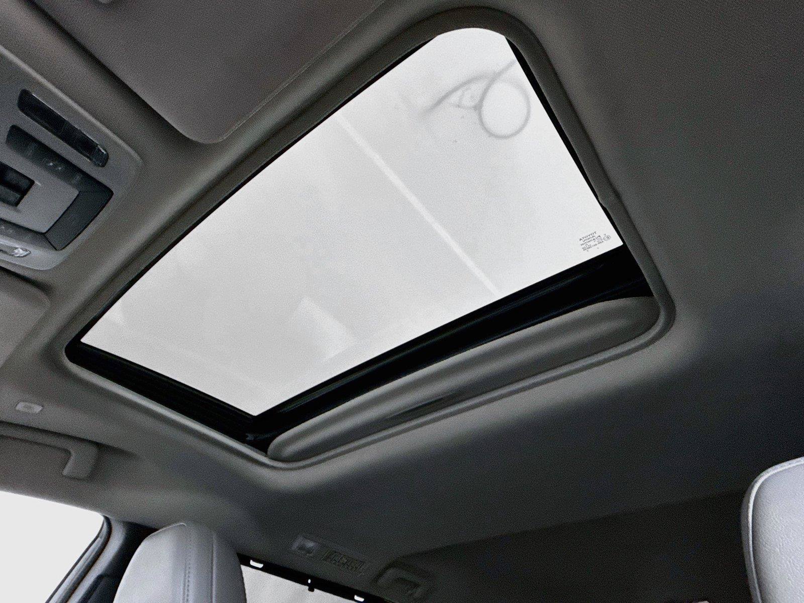 Certified 2026 Toyota Sienna XLE FWD image 6