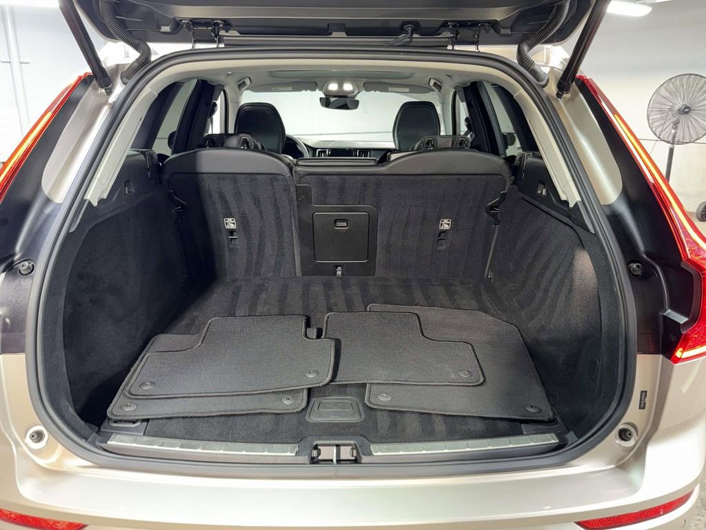 Used 2024 Volvo XC60 B5 Plus AWD/4WD image 17