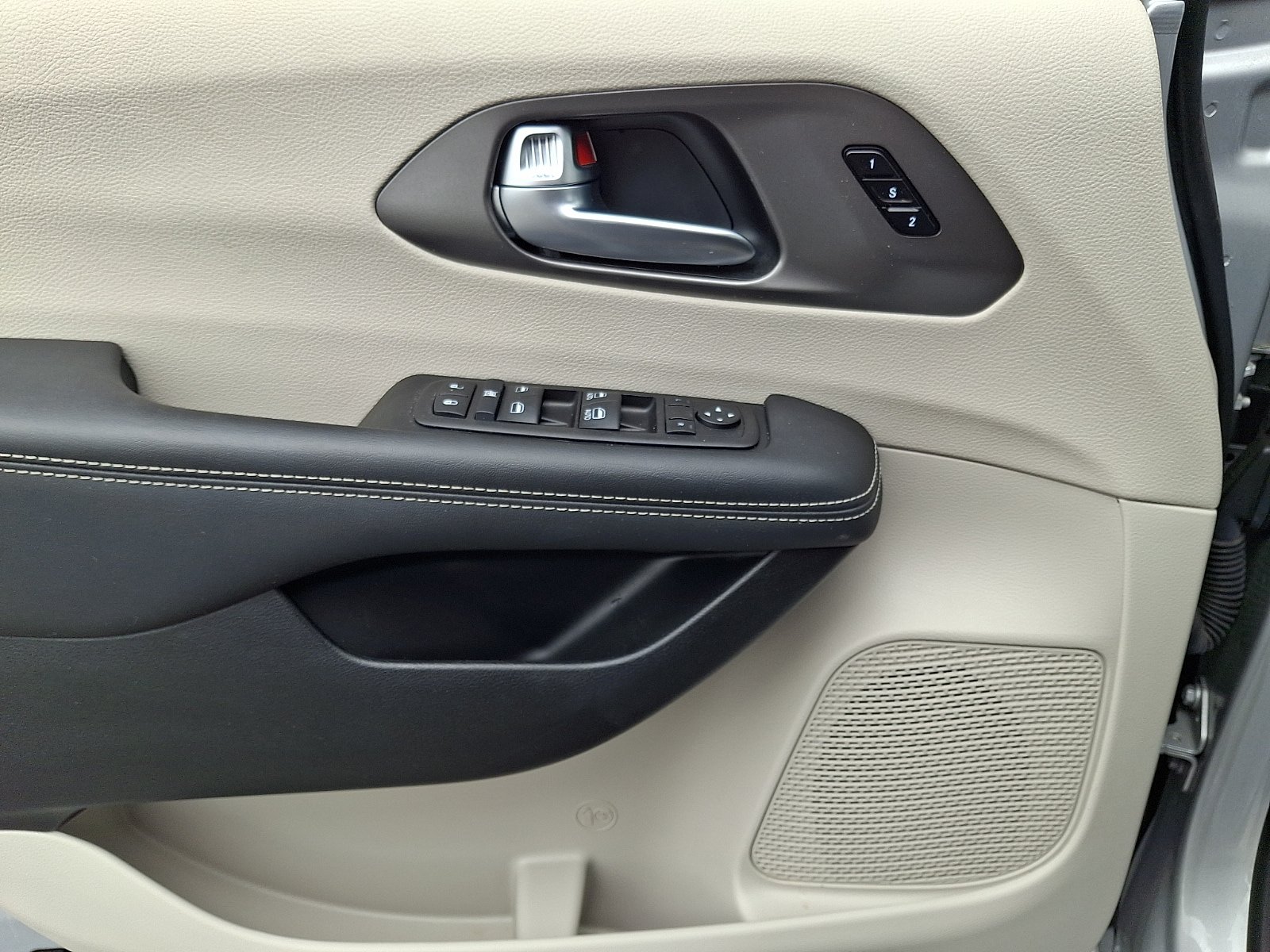 Certified 2024 Chrysler Pacifica Touring-L AWD/4WD image 12