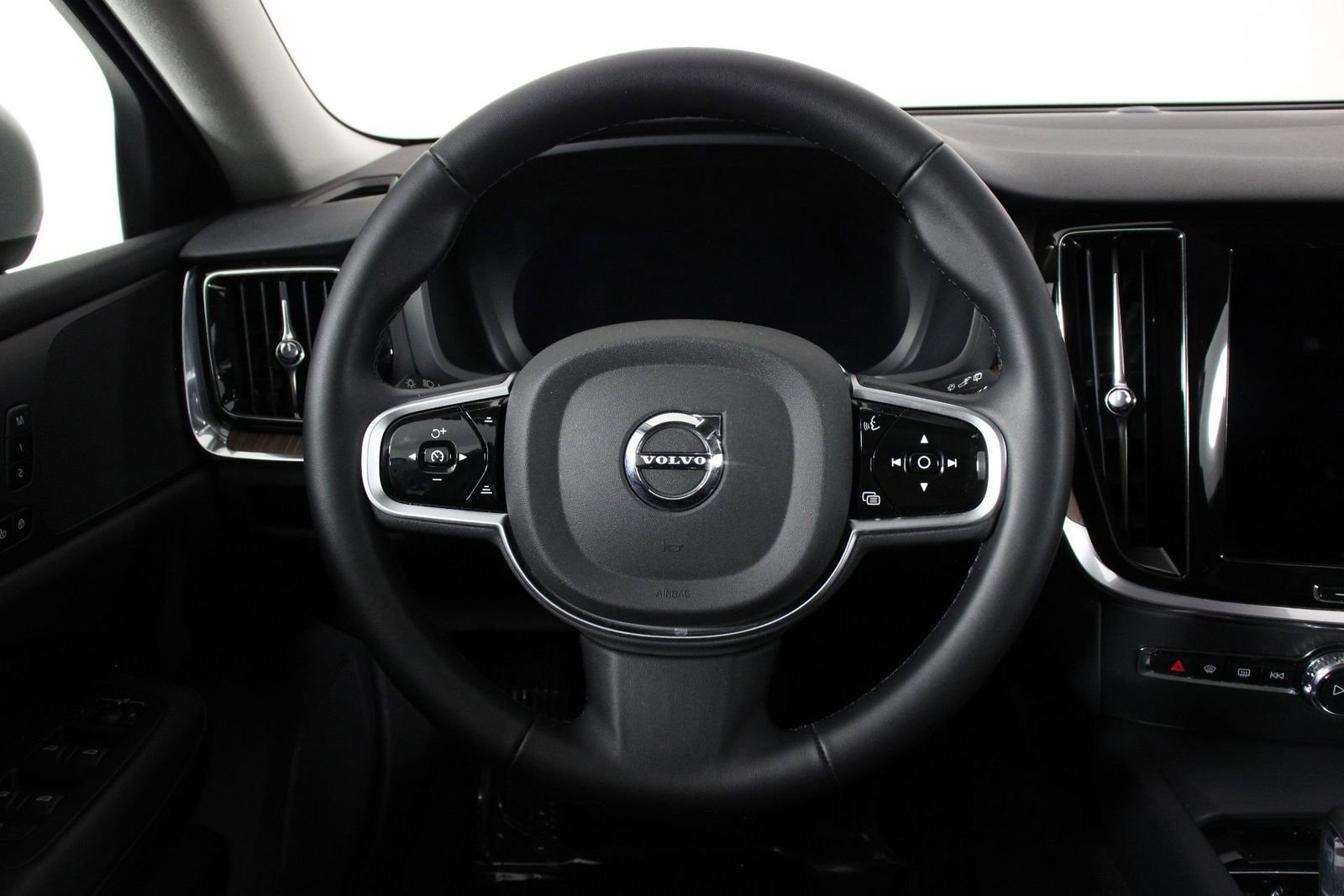 Used 2025 Volvo V60 B5 Cross Country Plus image 8