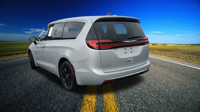 Certified 2024 Chrysler Pacifica Touring-L image 29