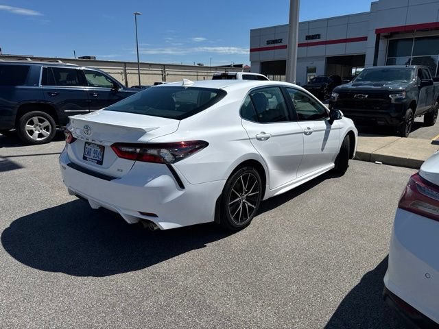 Used 2021 Toyota Camry SE w/ Convenience Package FWD image 5