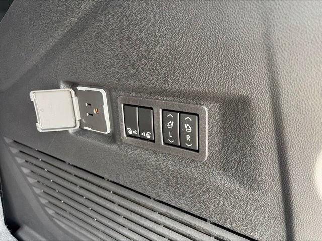 New 2026 GMC Yukon Denali w/ Sun & Power Step Package AWD/4WD image 33