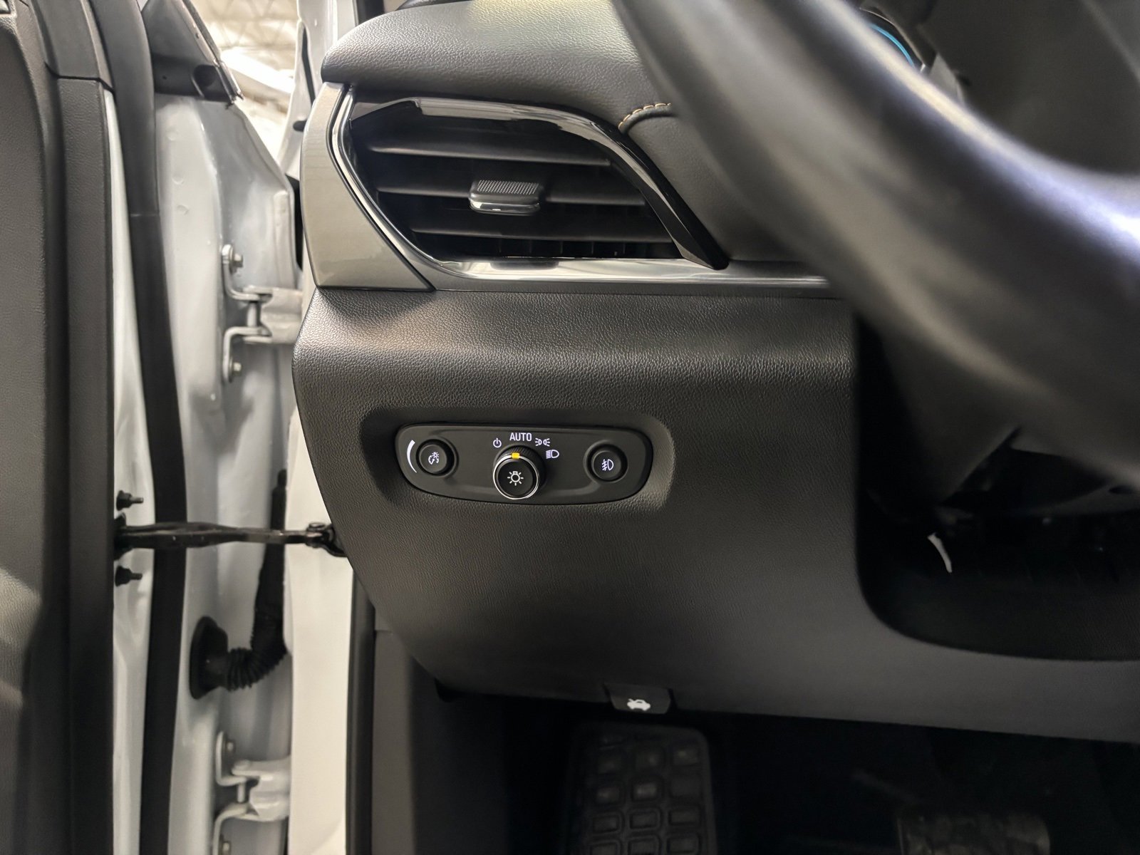 Used 2021 Chevrolet Traverse LT image 16