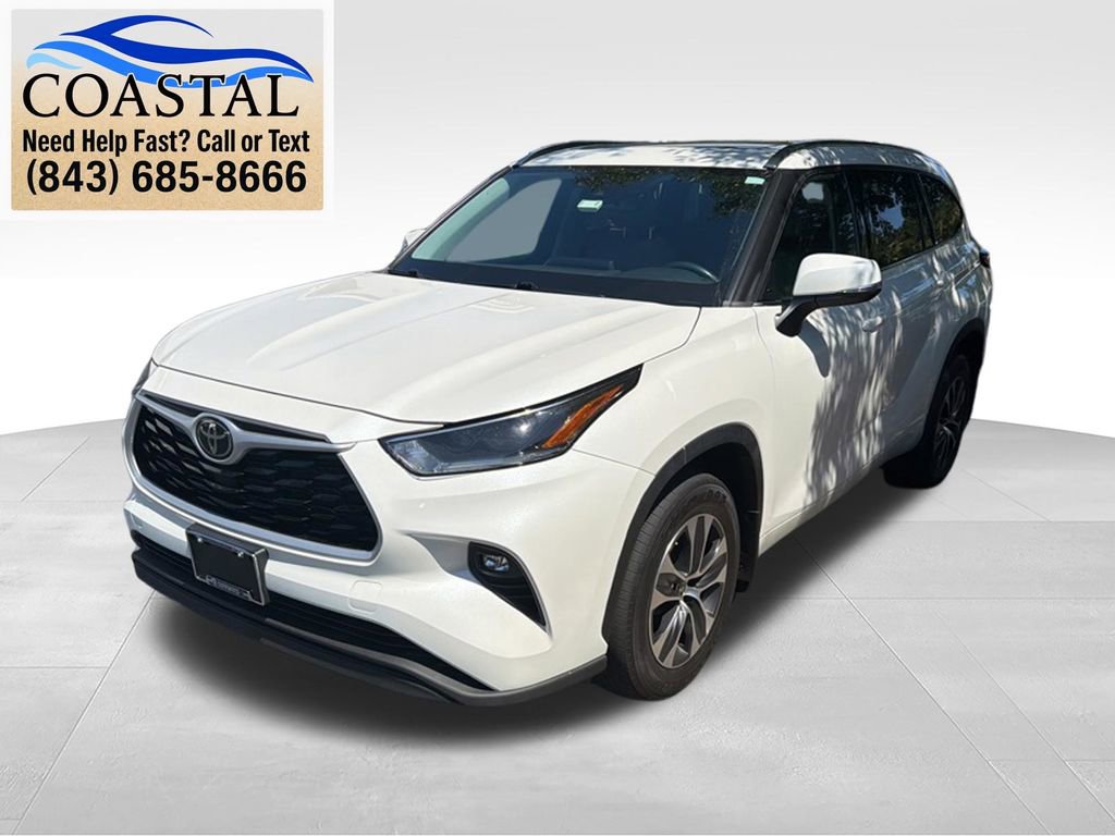Used 2021 Toyota Highlander XLE AWD/4WD image 1