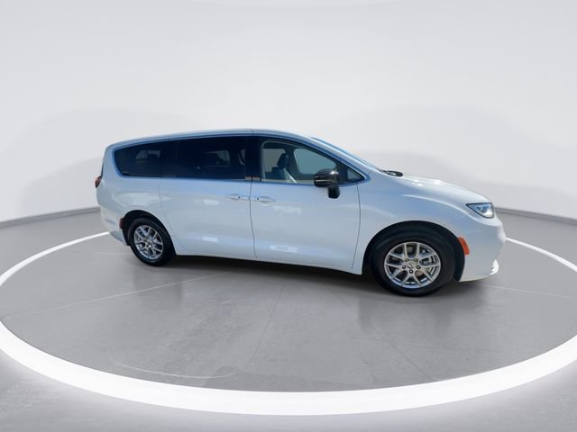 Certified 2024 Chrysler Pacifica Touring-L image 9