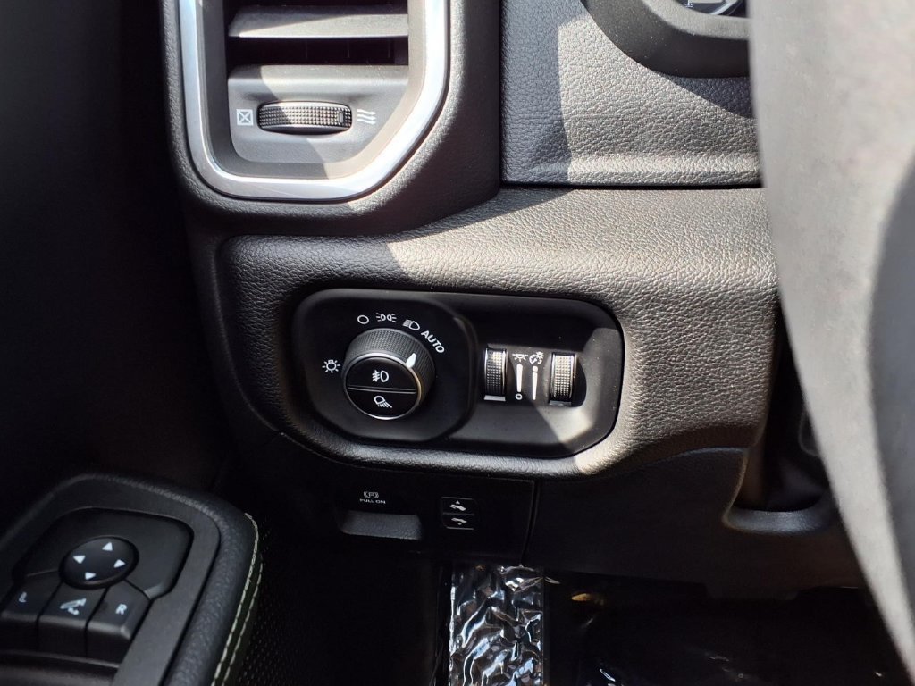 Used 2026 RAM 1500 Laramie AWD/4WD image 17