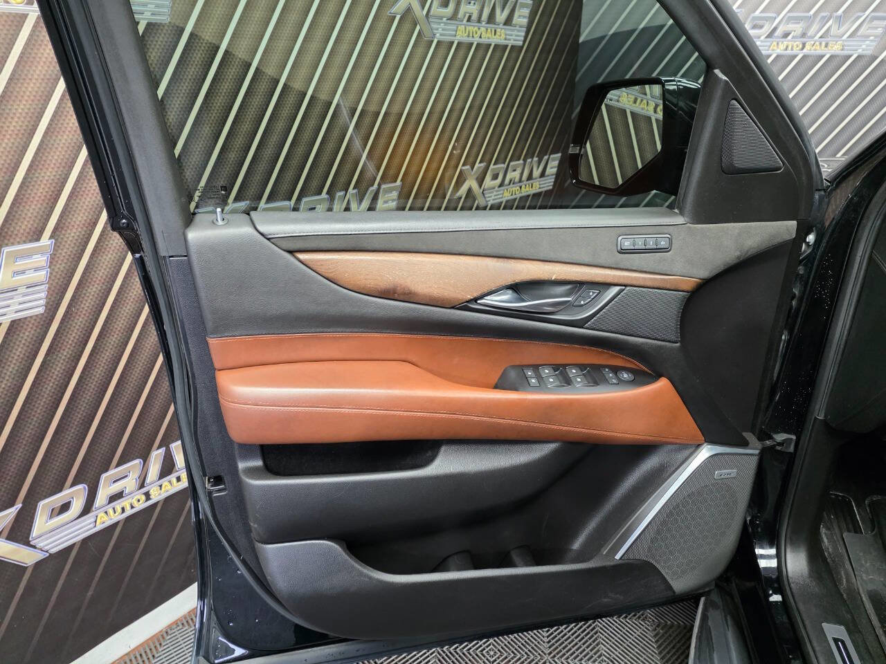 Used 2018 Cadillac Escalade ESV Luxury AWD/4WD image 20