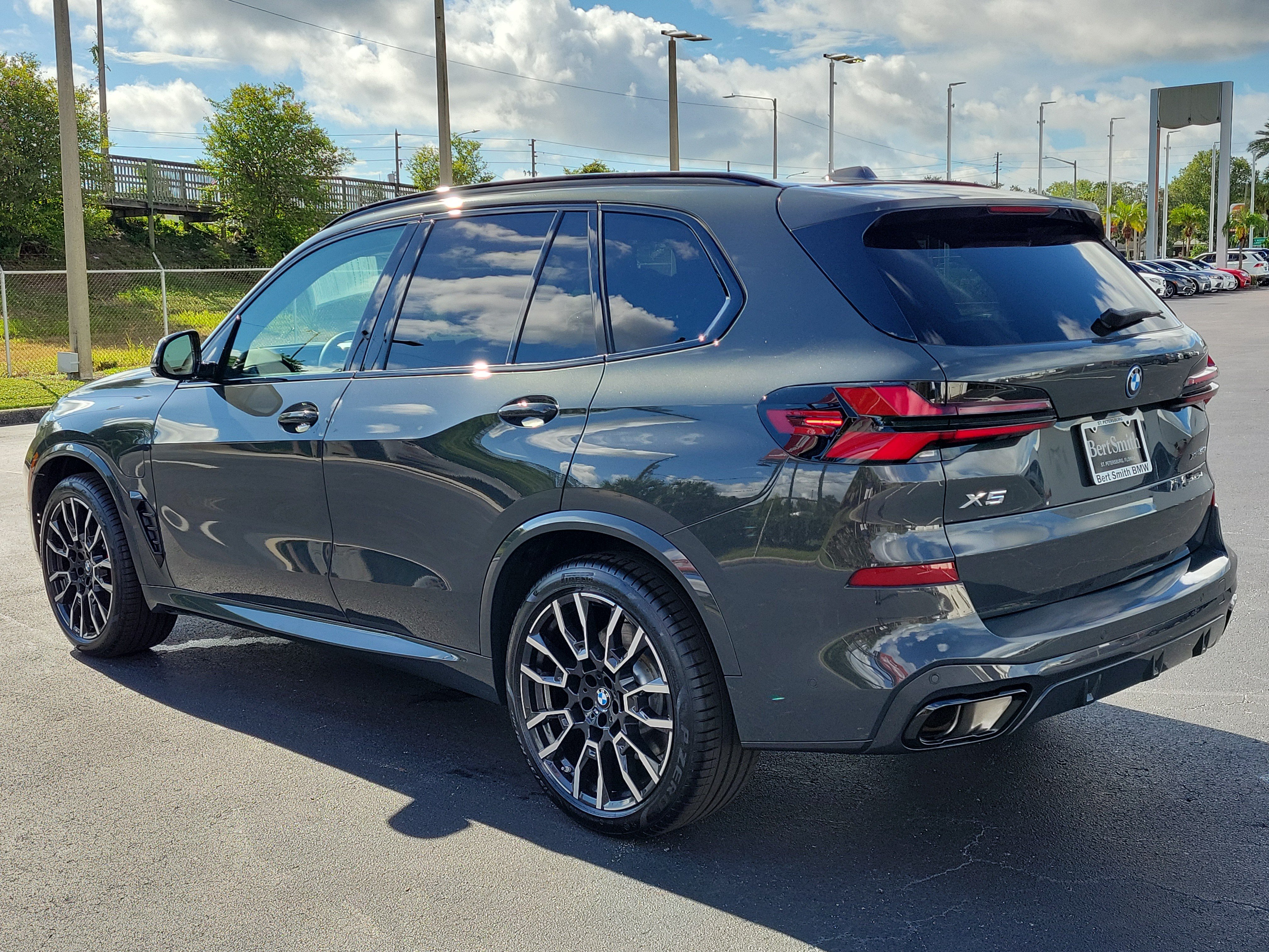 Used 2026 BMW X5 xDrive50e w/ M Sport Package AWD/4WD image 4