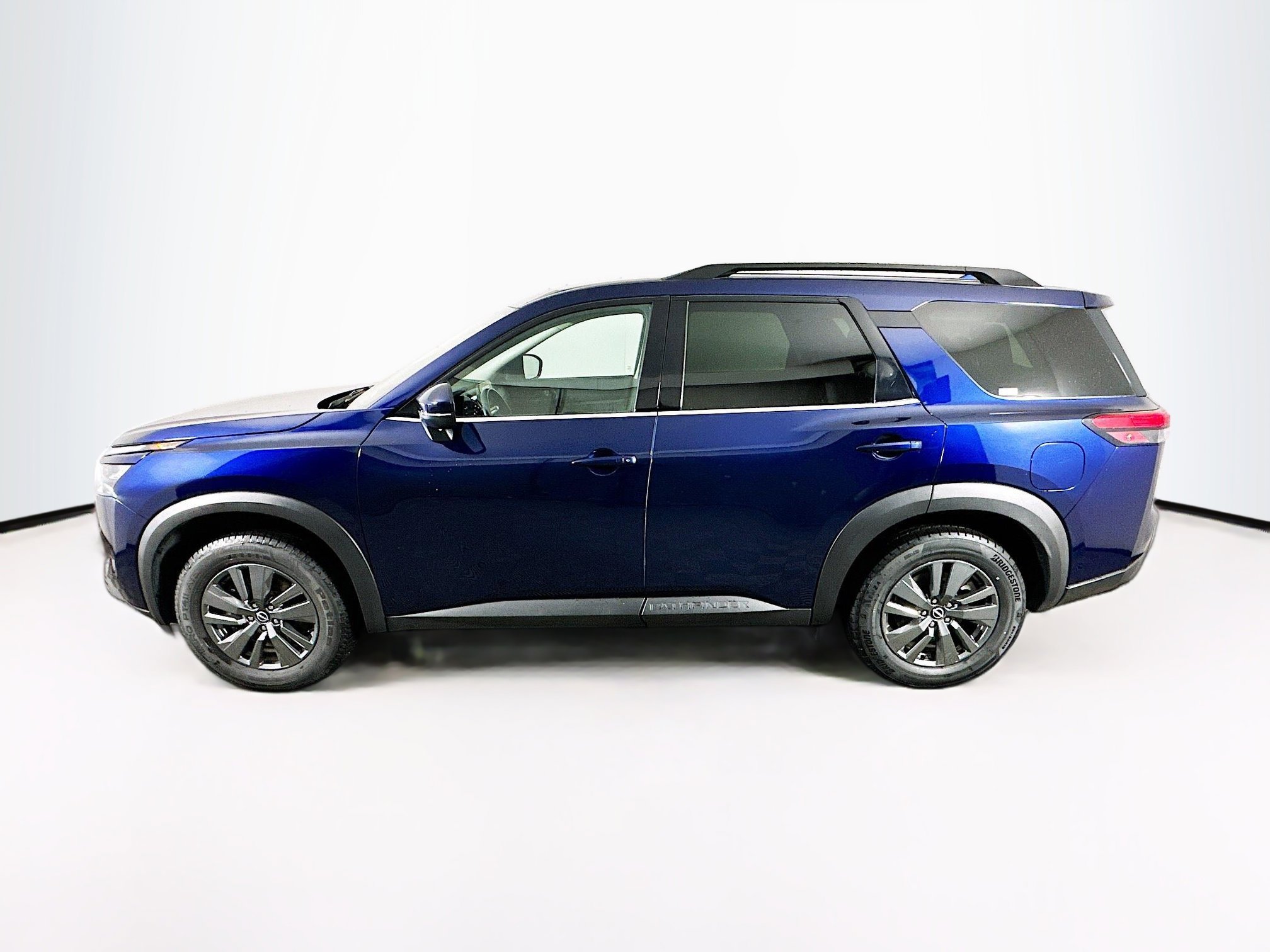 Used 2024 Nissan Pathfinder SV image 4