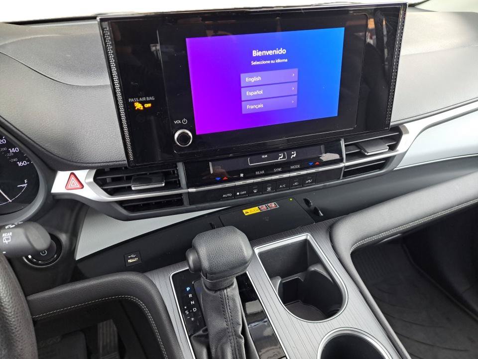 Used 2025 Toyota Sienna LE AWD/4WD image 31