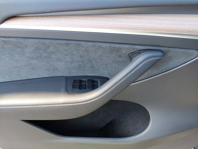 Used 2025 Tesla Model Y Long Range image 38