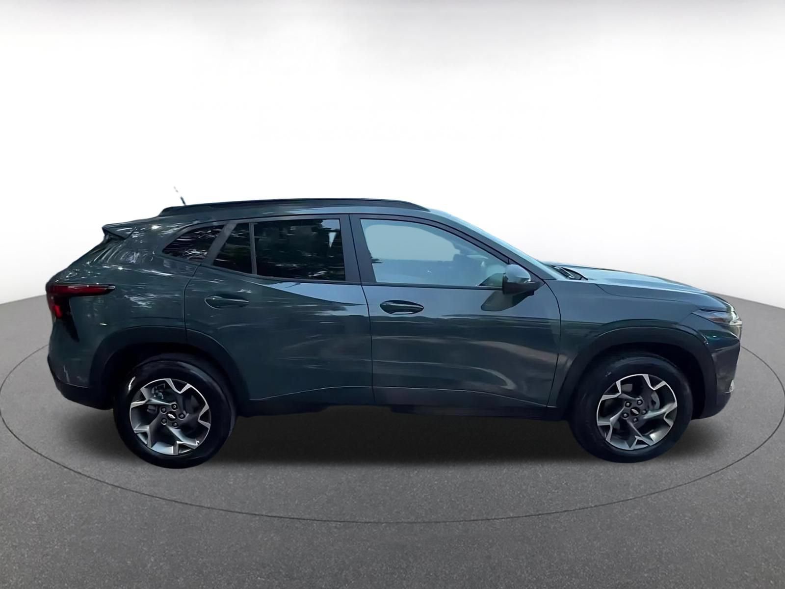 Used 2025 Chevrolet Trax LT FWD image 16