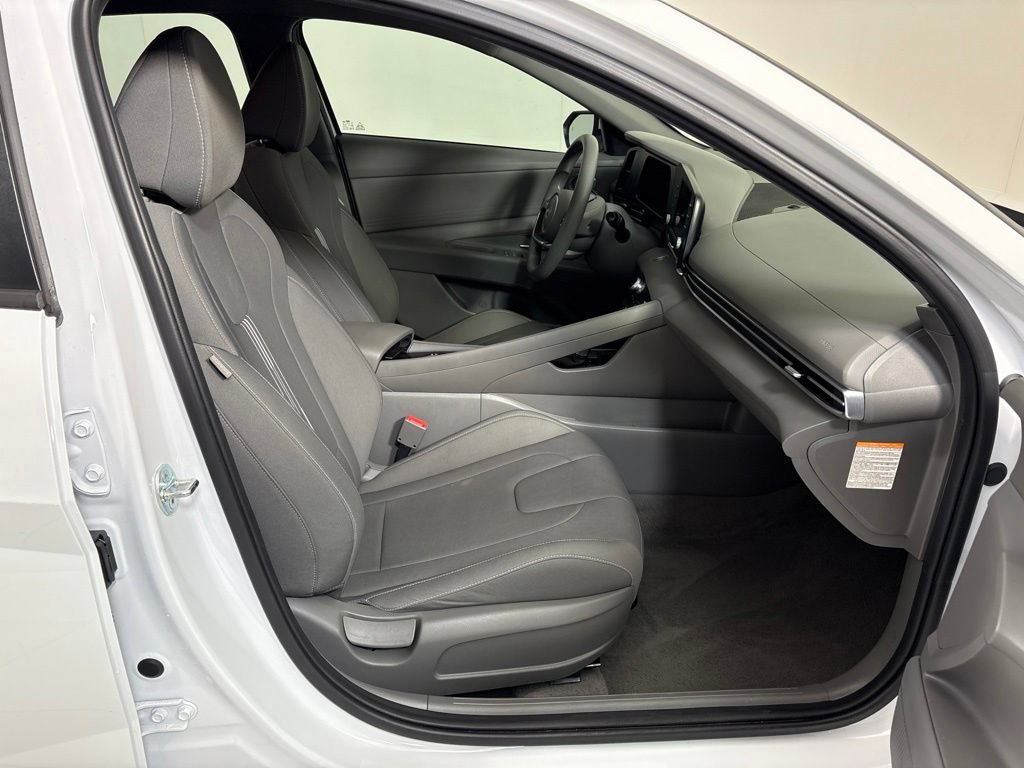 Certified 2025 Hyundai Elantra Hybrid FWD image 12