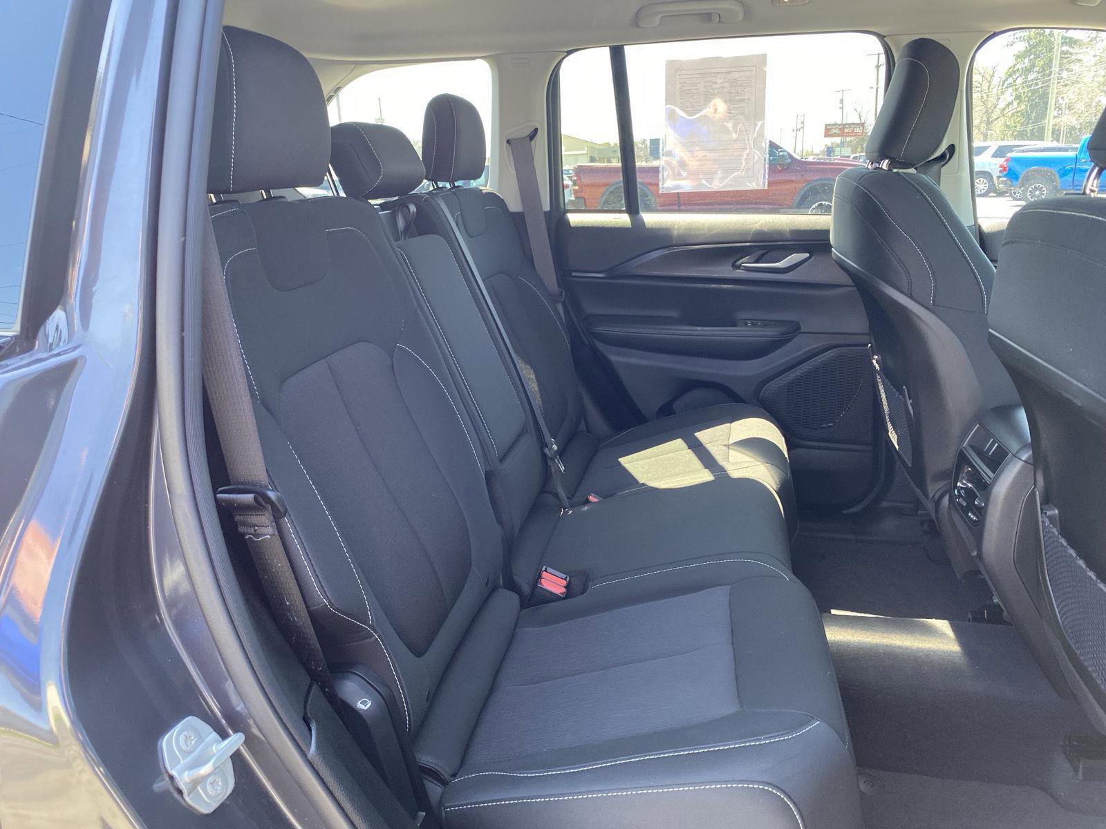 Used 2023 Jeep Grand Cherokee Laredo image 34