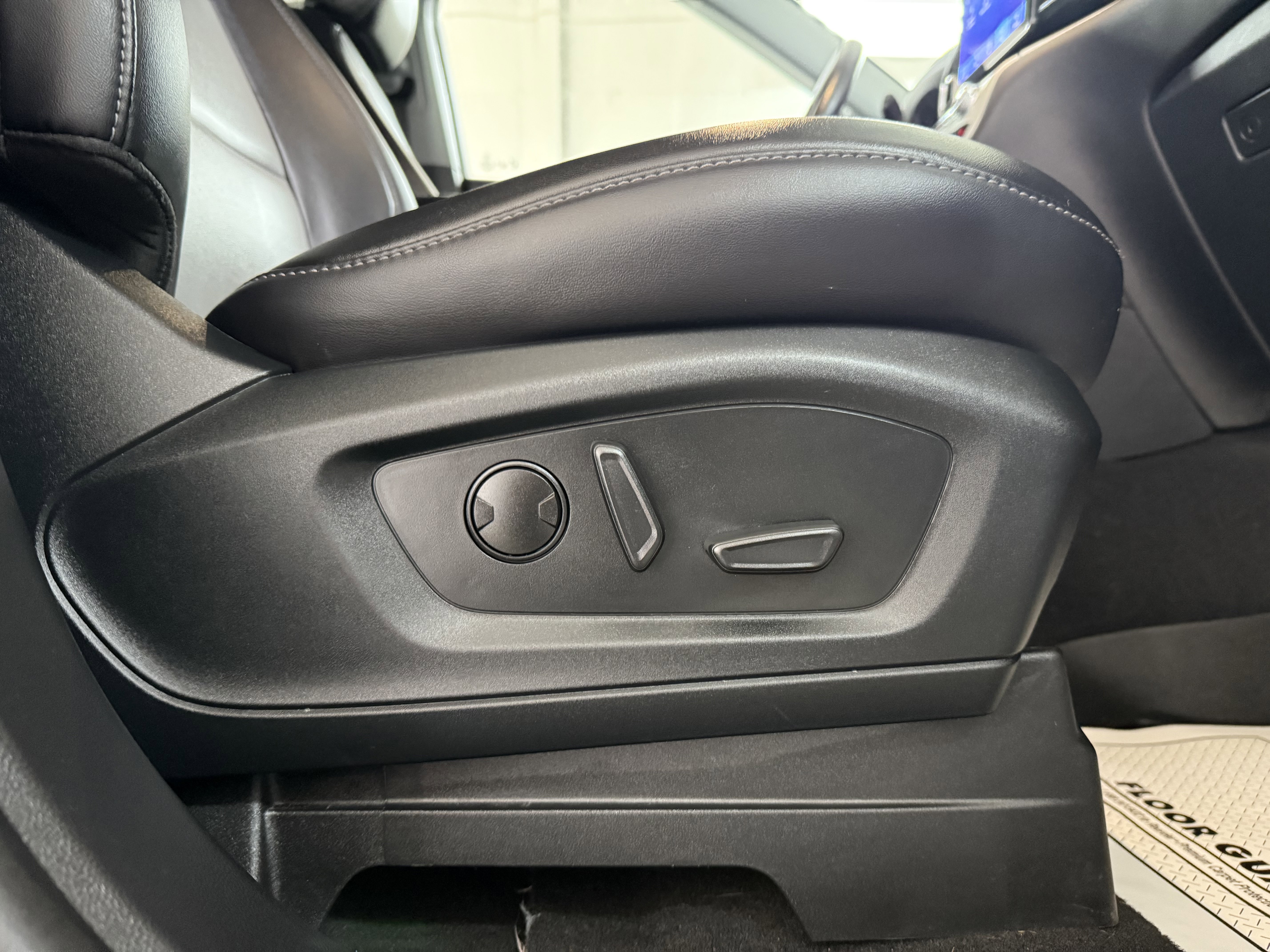 Used 2022 Ford Explorer XLT w/ Equipment Group 202A image 32