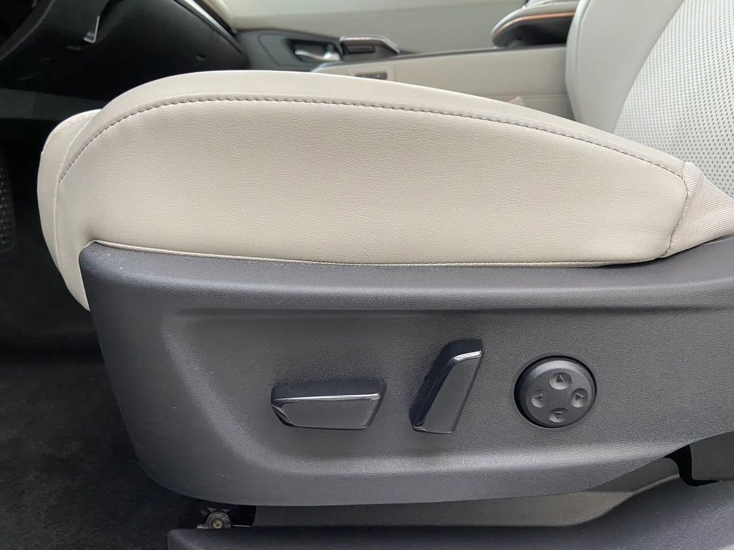 Used 2024 Nissan Ariya AWD image 12