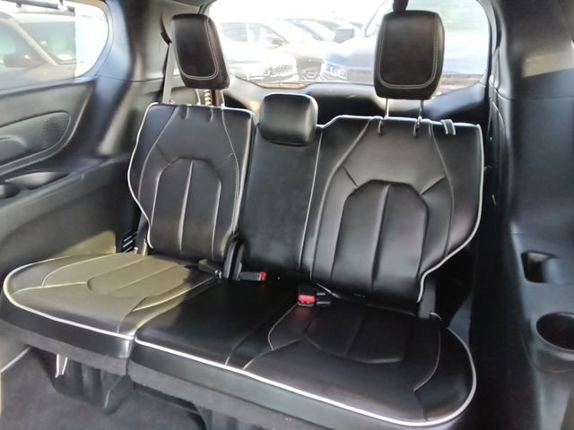 Used 2025 Chrysler Pacifica Limited FWD image 12