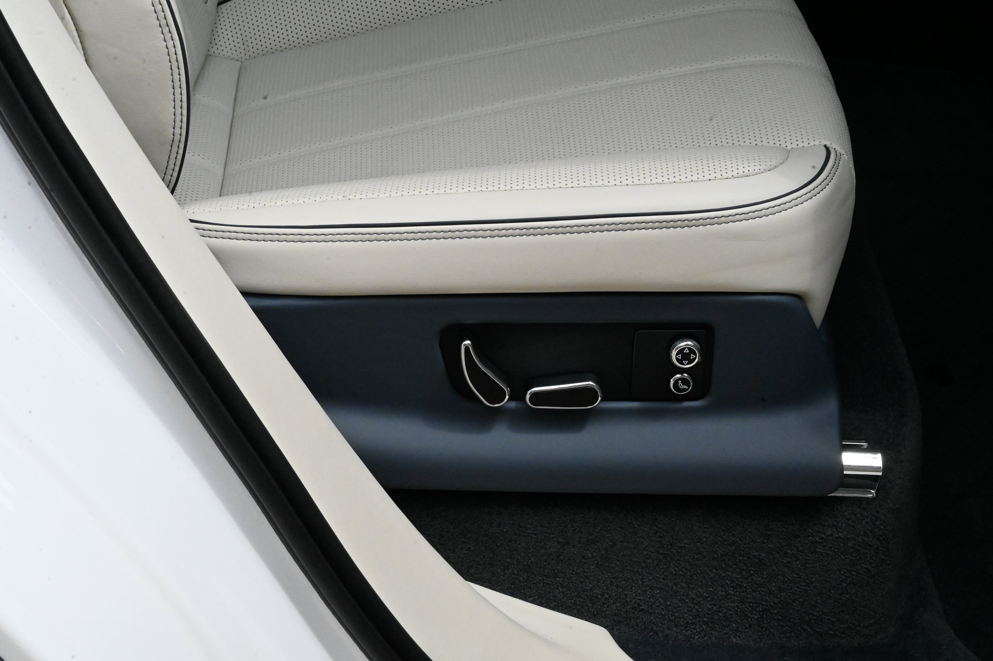 Used 2023 Bentley Bentayga AWD/4WD image 55