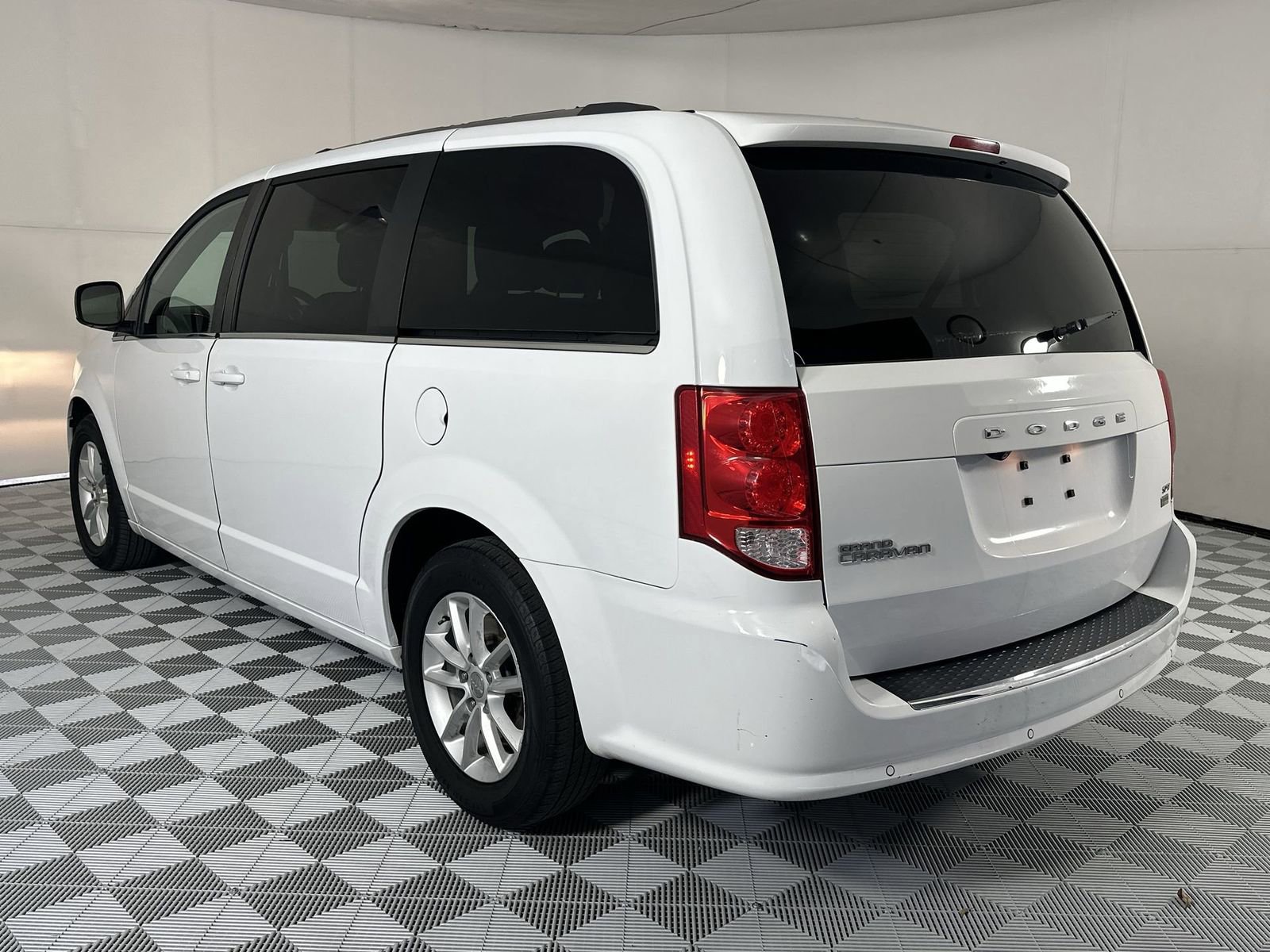 Used 2019 Dodge Grand Caravan SXT w/ Rear Park Assist Package FWD image 6