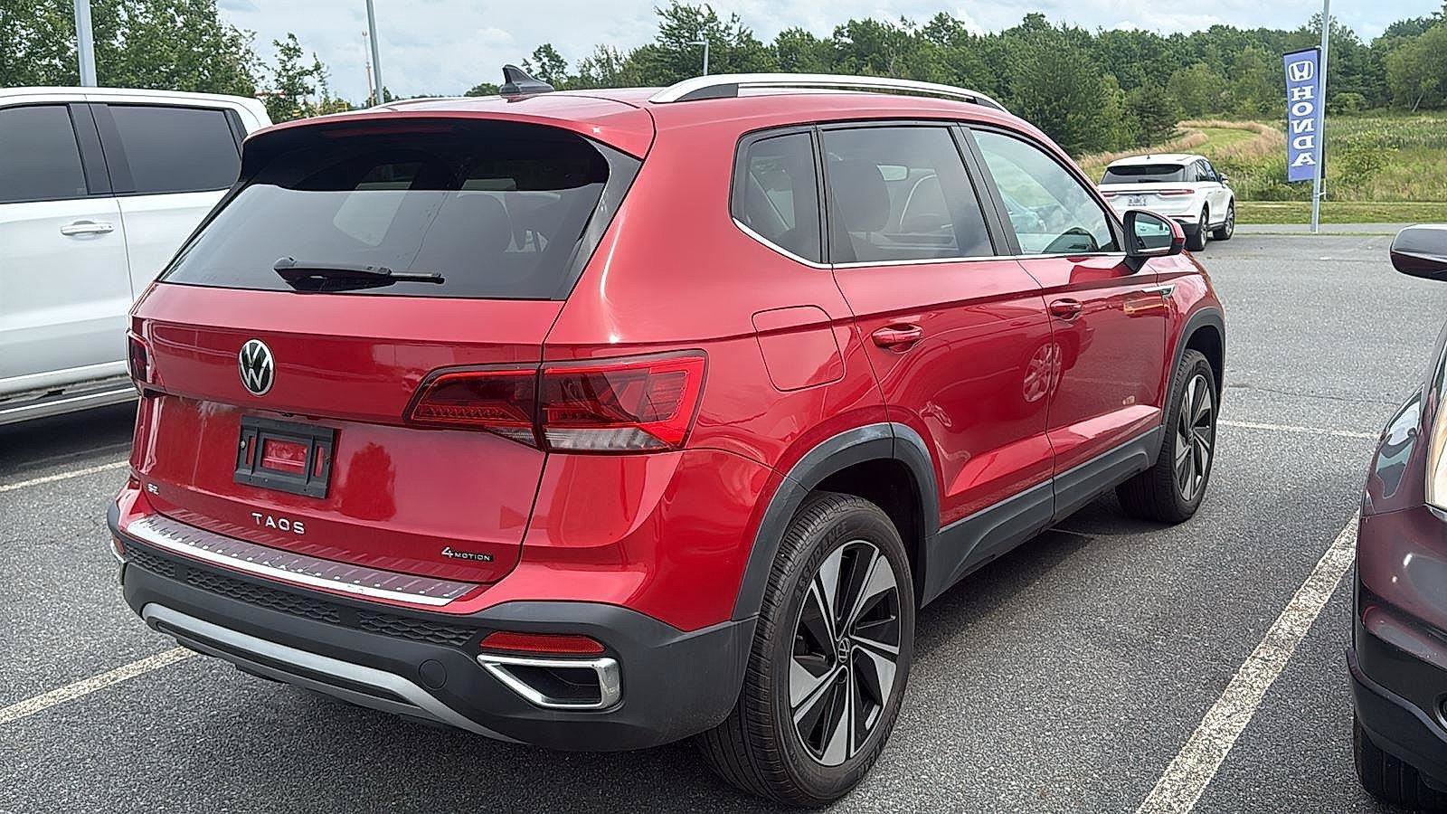 Used 2023 Volkswagen Taos SE w/ Panoramic Sunroof Package AWD/4WD image 3