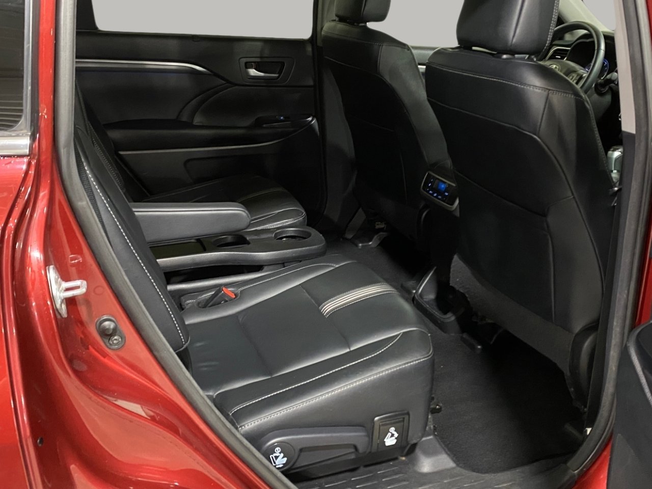 Used 2017 Toyota Highlander SE image 32