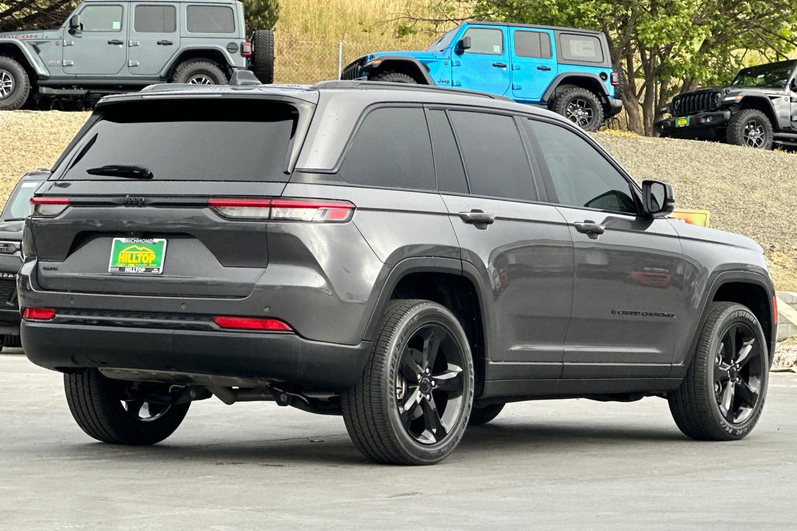 Used 2023 Jeep Grand Cherokee Altitude AWD/4WD image 4