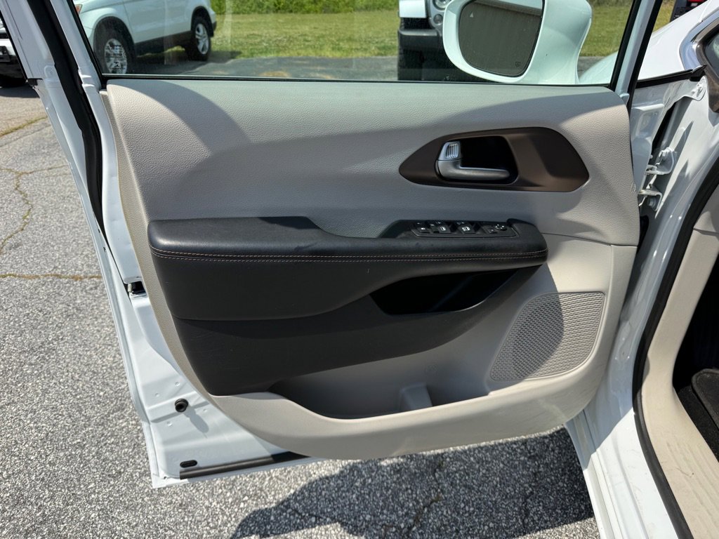 Used 2018 Chrysler Pacifica Touring Plus image 12