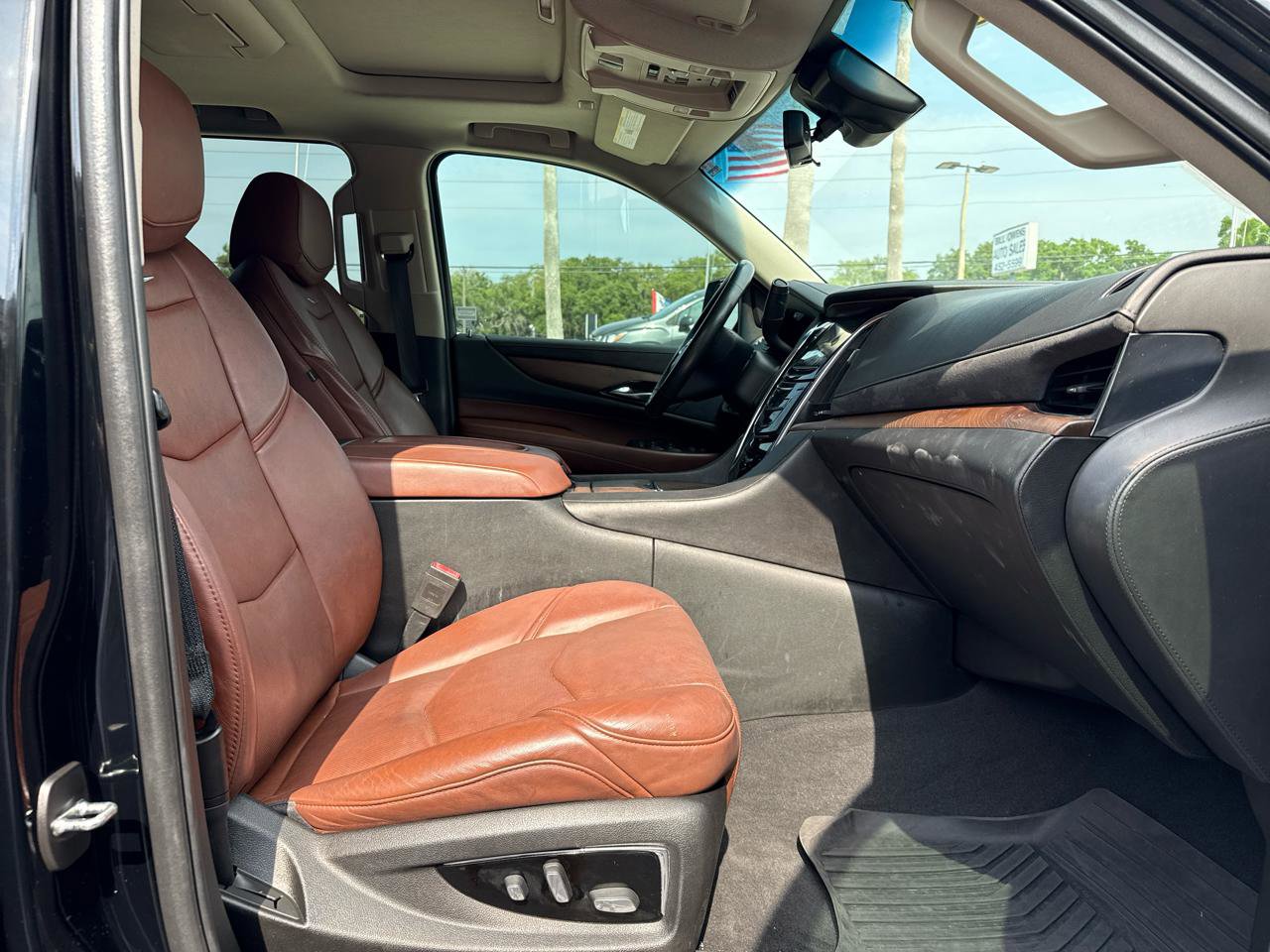 Used 2018 Cadillac Escalade Premium Luxury AWD/4WD image 9