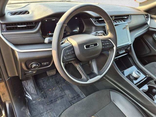Used 2023 Jeep Grand Cherokee Altitude AWD/4WD image 10