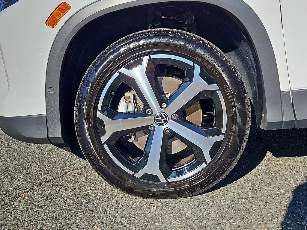 Certified 2025 Volkswagen Tiguan SE image 10