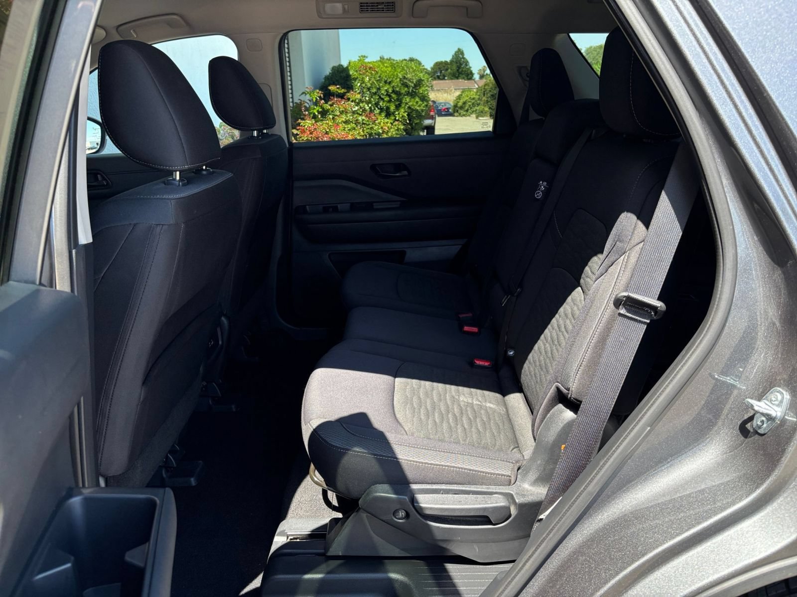 Used 2025 Nissan Pathfinder SV FWD image 28