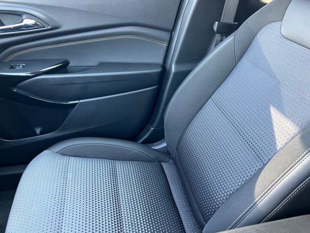 Used 2025 Chevrolet Trax LT image 28